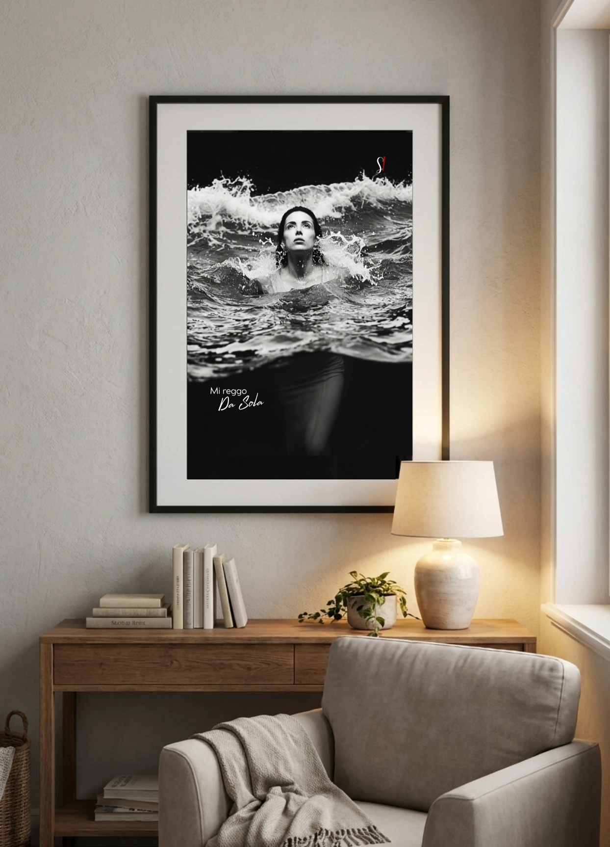 Le Ancore 1 Poster Slegata! incorniciato sopra una consolle, in un angolo di casa