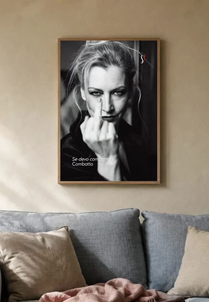 Primo piano di donna che mostra il dito medio in poster appeso in salotto