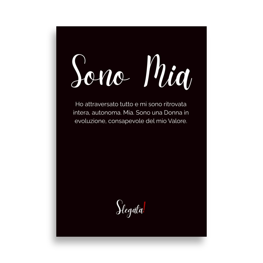 Poster «Sono mia» di Slegata!, scritta bianca in corsivo su fondo nero, formato 50×70