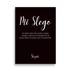 Poster «Mi slego» di Slegata!, scritta bianca in corsivo su fondo nero, formato 50×70