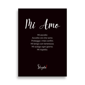 Poster «Mi amo» di Slegata!, scritta bianca in corsivo e sei frasi su fondo nero, formato 50×70