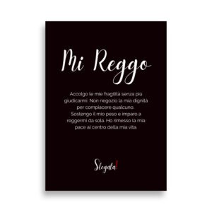 Poster «Mi reggo» di Slegata!, scritta bianca in corsivo e testo su fondo nero, formato 50×70