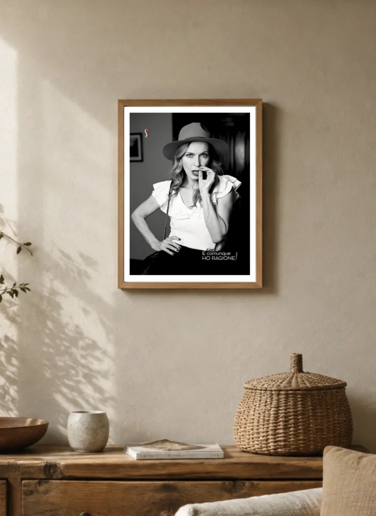 Poster appeso alla parete di un soggiorno con immagine in bianco e nero di una donna che fa una smorfia