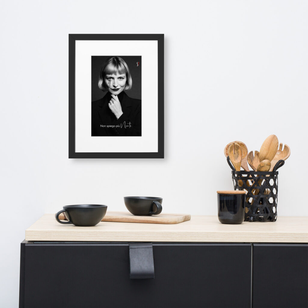 Poster «Non spiego più niente» V6 di Slegata! con cornice nera e passe-partout, formato 30×40, appeso in una cucina