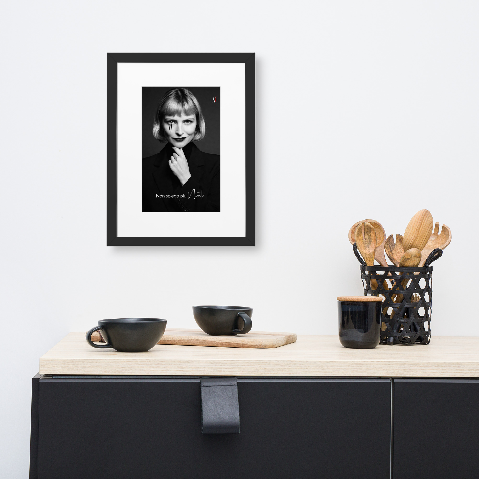 Poster Slegata! «Non spiego più niente» con cornice nera e passe-partout appeso in una cucina