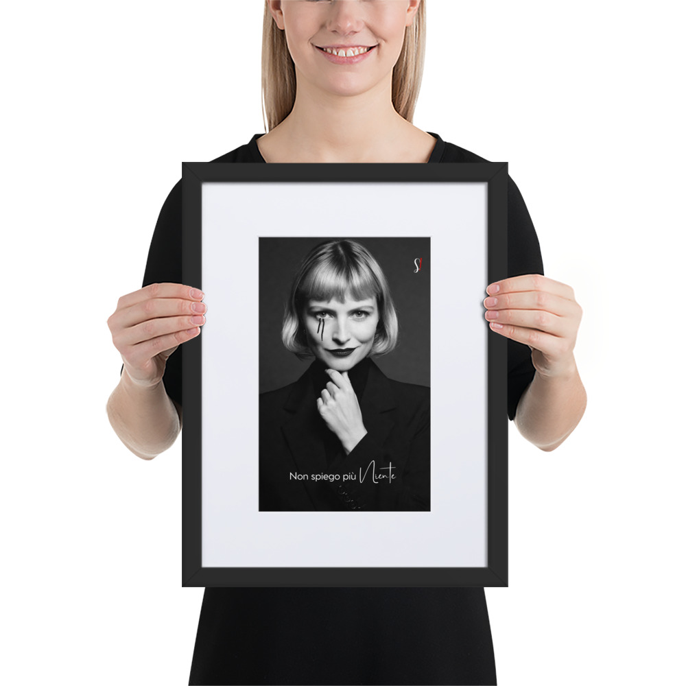 Poster «Non spiego più niente» con cornice 2 Poster «Non spiego più niente» V6 di Slegata! con cornice nera e passe-partout, formato 30×40, tenuto in mano