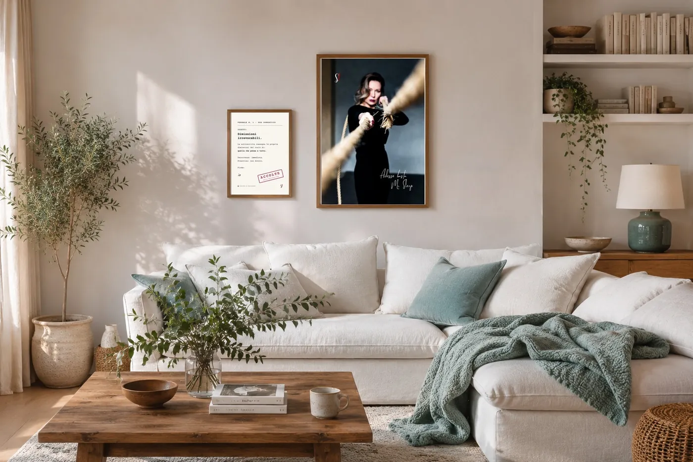Coppia di fase di Slegata!: poster fotografico «Adesso basta. Mi slego!» 50x70 e poster Nero su Bianco «Dimissioni irrevocabili» sulla parete di un soggiorno
