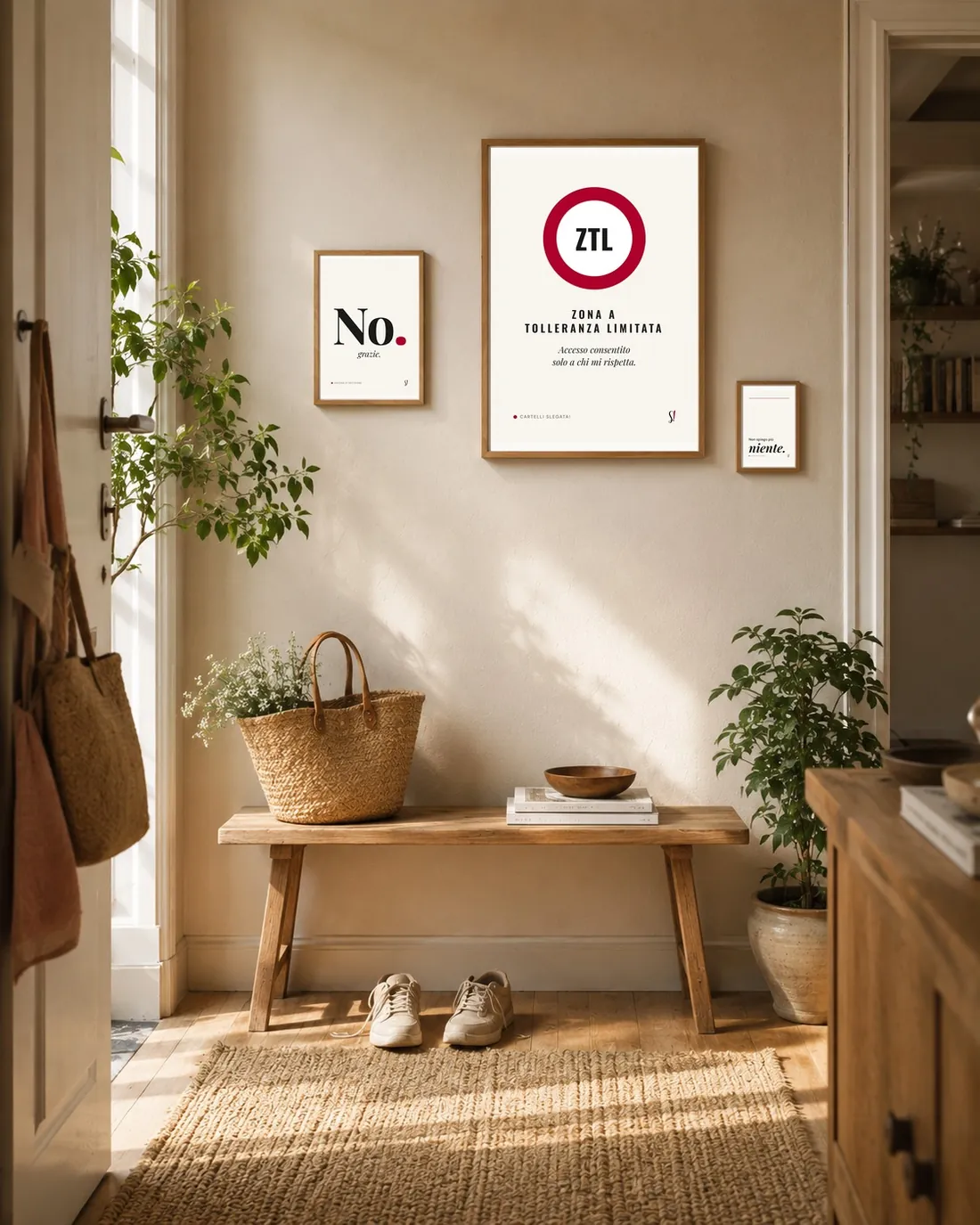 Set Il Confine di Slegata!: poster Nero su Bianco «No. grazie.», «ZTL, Zona a Tolleranza Limitata» e «Non spiego più niente» alla parete di un ingresso