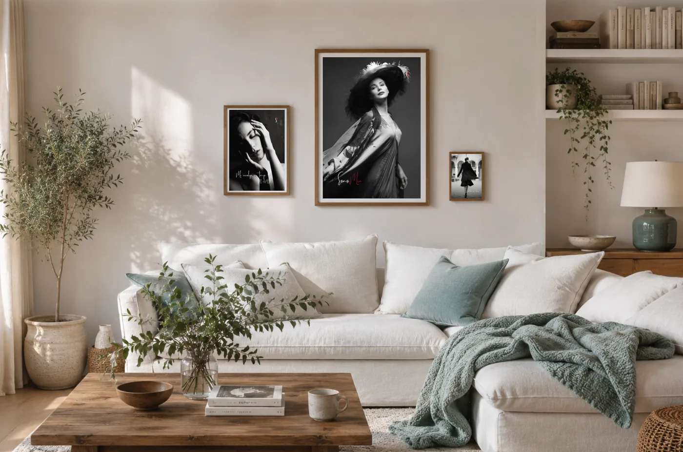 Tre poster Slegata! in bianco e nero appesi alla parete di un soggiorno